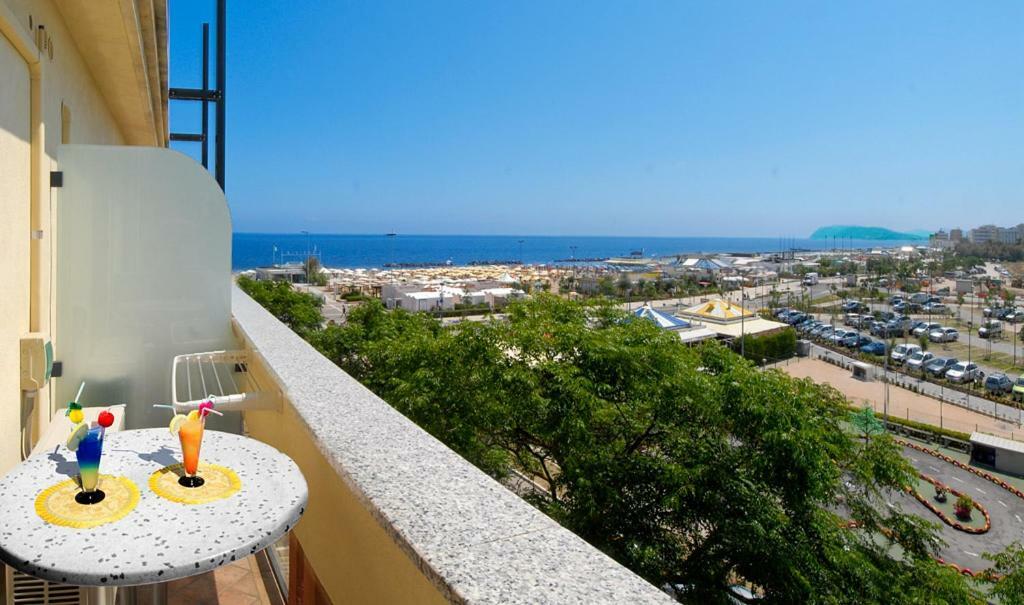 Hotel Alba Serena Misano Adriatico Exteriör bild